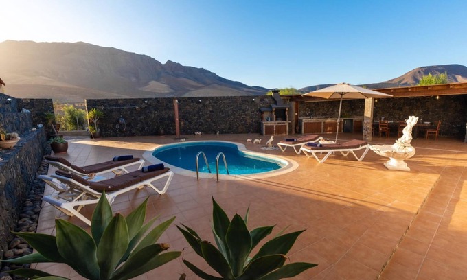 Tuineje Villa | Private Paradise in Fuerteventura · Pool, Barbecue, and Dream Beaches