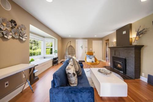 Mercer Island House | Private park in a cozy home next to I-90 huge yard