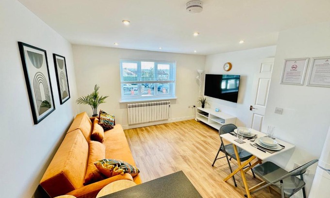 Guildford Apartment | Private Parking Stylish Great Location