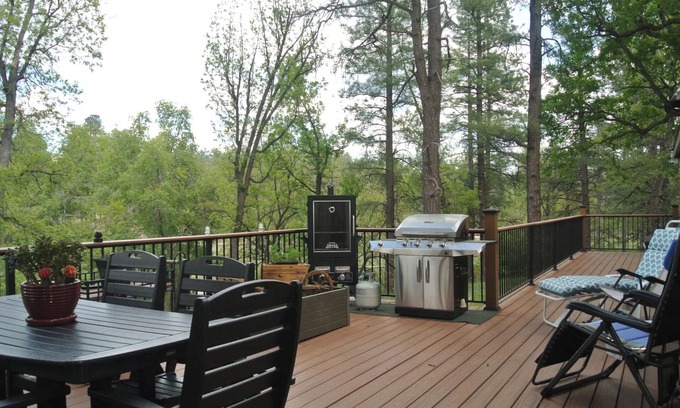Payson House | Private Peaceful Cabin - 3 Bd 2 Ba home - Private Deck, Jacuzzi, Pets Welcome!