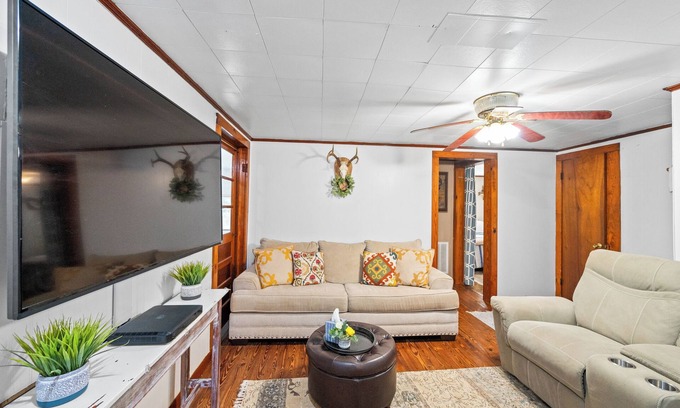 Range Cabin | Private, Pet friendly,3-bedroom cabin with A/C & WiFi in Castleberry, Alabama!