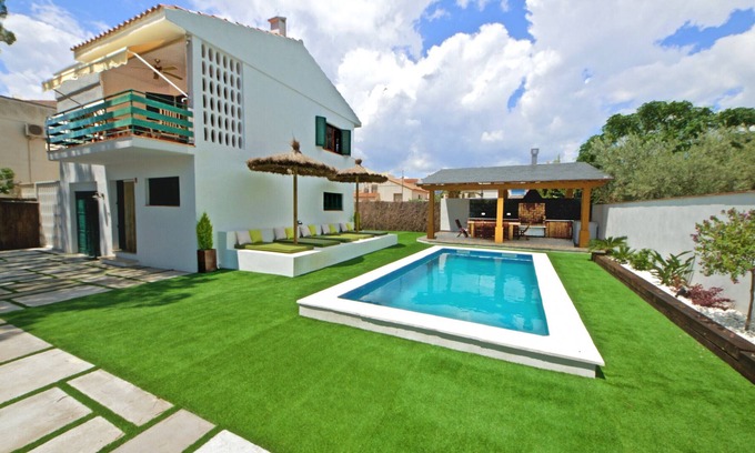 Cap Roig Villa | Private pool, barbecue and right beside the best sandy beach.