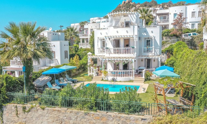 Geris Villa | Private Pool Villa Vintage