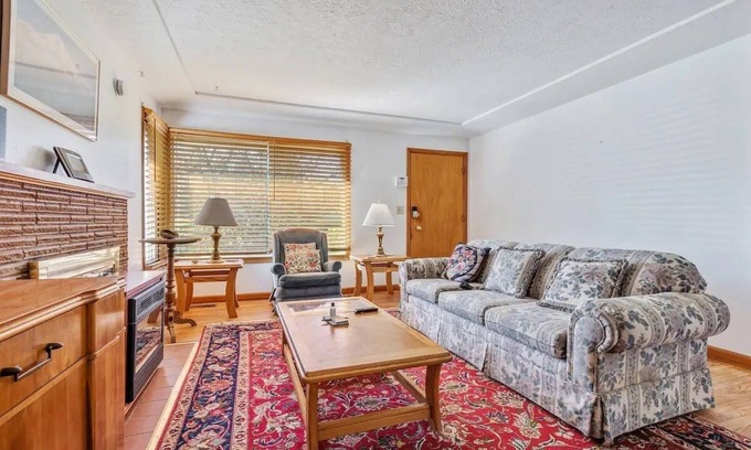 Centennial House | Private Portland Getaway Near Powell Butte Nature Park!