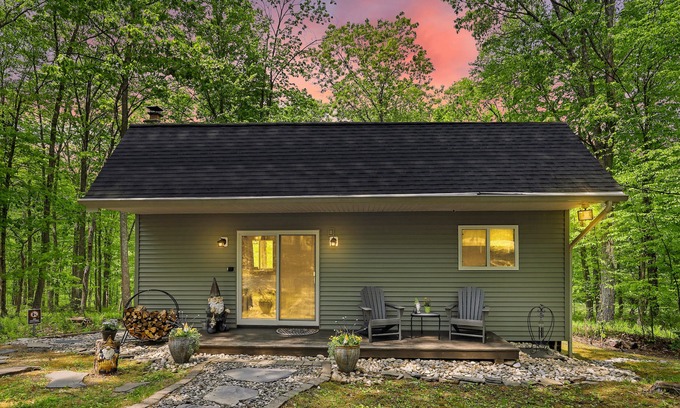 East Stroudsburg Cabin | "Private Retreat" COZY, Cabin in the woods