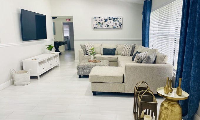 Tamarac House | Private Retreat+Fast Wi-Fi+12m~ Beach+Game Room+Golf+6m~Sawgrass Mills Mall