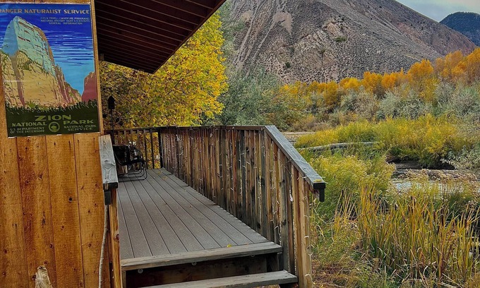 Sevier Cabin | PRIVATE RIVER BRYCE CANYON THEMED CABIN WITH COMPLIMENTARY BREAKFAST & HOT TUBS