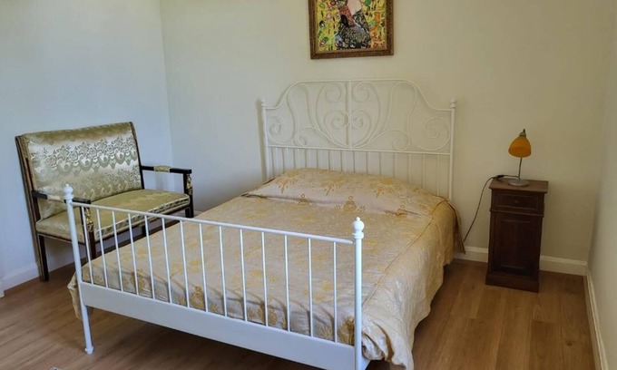 Saint-Just-d'Avray Bed & Breakfast | Private room with shower and washbasin