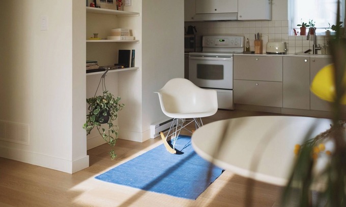 Sunset House | Private Suite Between Main & Fraser St. with free parking & 5-min to bus stops