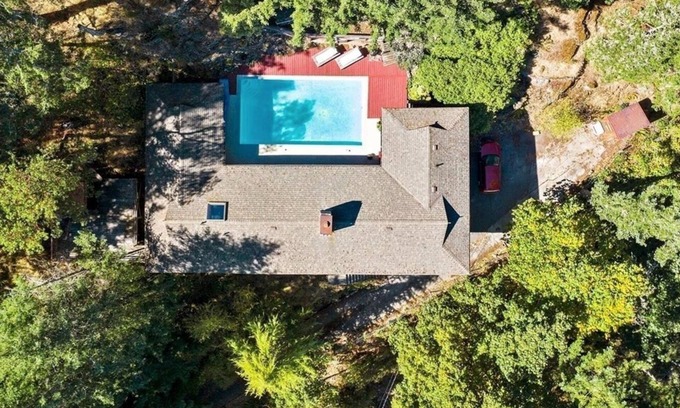 Metchosin House | Private&Tranquil! Hiking trails, outdoor pool and hot tub!