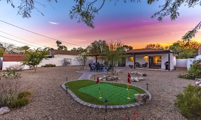 Broadmoor-Broadway House | Private Tucson retreat/Close to UofA,downtown,golf,parks/Large yard/Pet friendly