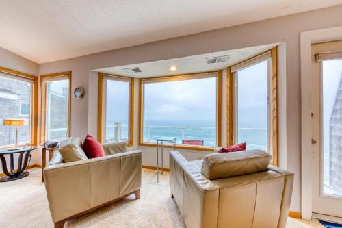 Depoe Bay House | Promenade Deck