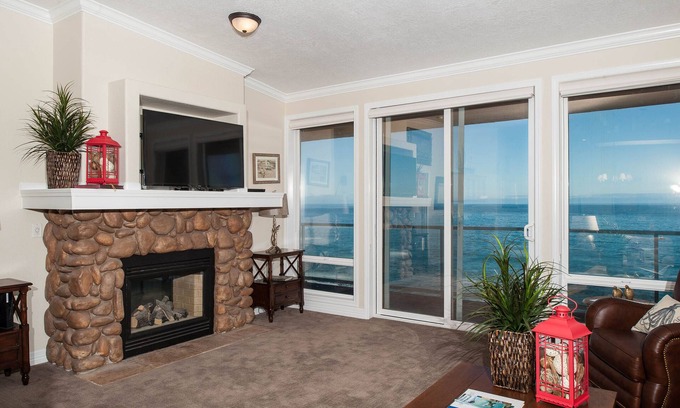 Depoe Bay Condo | Promo! Top Floor Oceanfront Condo-Hot Tub/Wifi/Indoor Pool/HDTV & Much More!