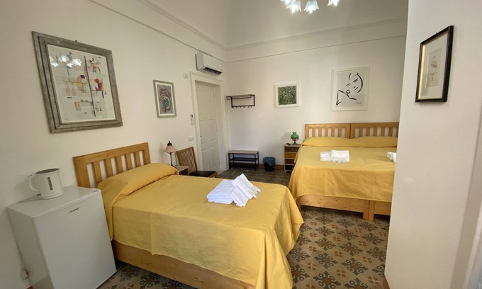 L'Assunta House | PROMOTION "TOURISTHOUSE MONOPOLI 10" ROOM1 TRIPLE WITH EN SUITE BATHROOM
