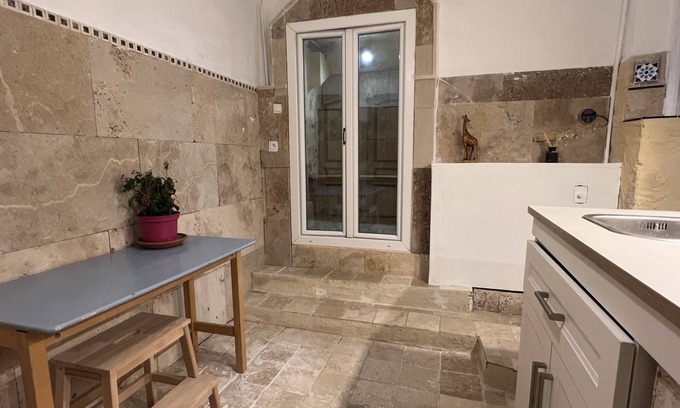 Le Revest-les-Eaux Apartment | Provencal studio, cachet, calm