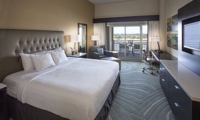 Lakeway Hotel | Proximity at its Best! Outdoor Pool, Free Parking, Pets Allowed!