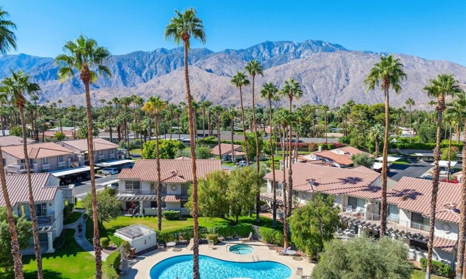 Palm Springs Apartment | PS I love you - Pool & Grill!