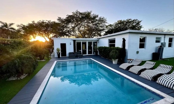 North Miami House | Pura Vida Villa: Miami Lux Stay + Pool & Hot Tub