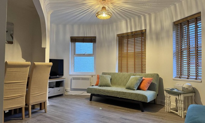 West Cliff Apartment | Purbeck Inn Apartment in Bournemouth Town Centre
