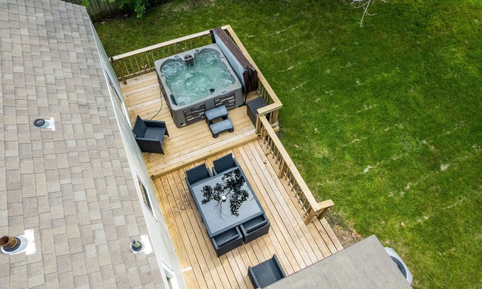 Sunrise Terrace House | Pure Comfort by the Expo; hot-tub, pets, families!