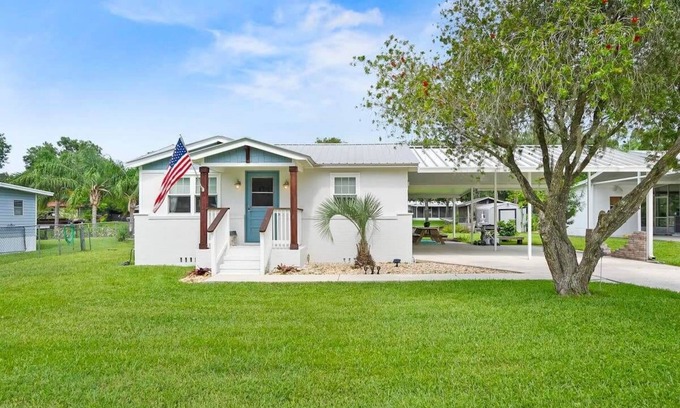 Satsuma House | Qt Cottage on Dunn's Creek, Fire Pit, Kayaks