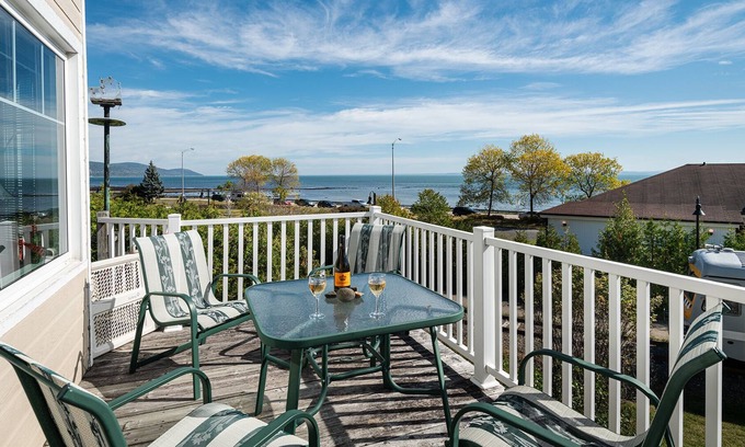 Pointe-au-Pic Ski Chalet | QUA-15 (On foot from the Casino de Charlevoix)