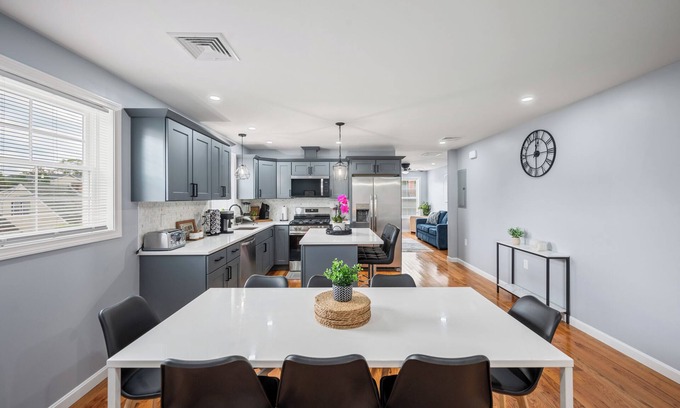 Providence Apartment | Quadro-Lux at Charles District PVD 4BR/2BA Laundry+Dishwasher+ Parking