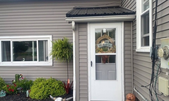West Seneca Apartment | Quaint 2-bedroom apartment in West Seneca. Minutes away from HighMark Stadium