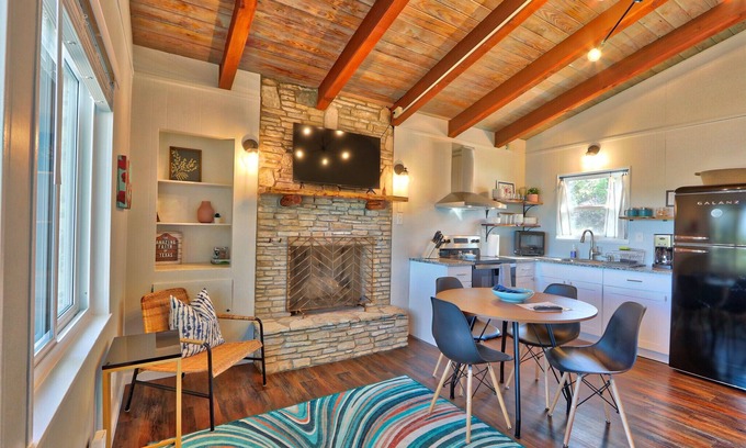 Canyon Lake Cottage | Quaint Cottages in Canyon Lake! Perfect for kids!