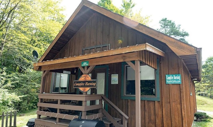 Primrose Cabin | Quaint, cozy vacation cabin with hot tub near Natural Bridge State Park