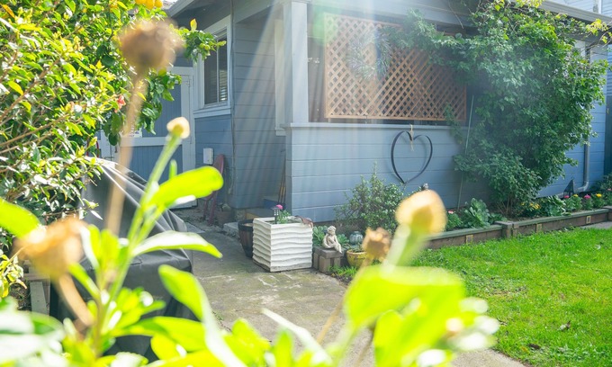 West Alameda Cottage | Quaint early 1900's Cottage close to beach & shops with high speed internet