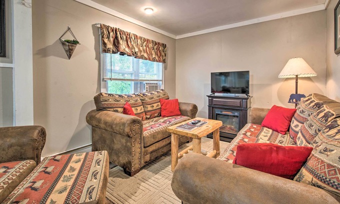 Carbondale House | Quaint Home w/ Lake Views < 10 Mi to Elk Mtn!