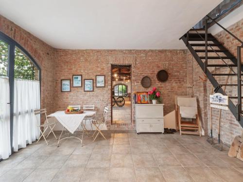 Stagno Lombardo House | Quaint Mansion in Stagno Lombardo with Garden