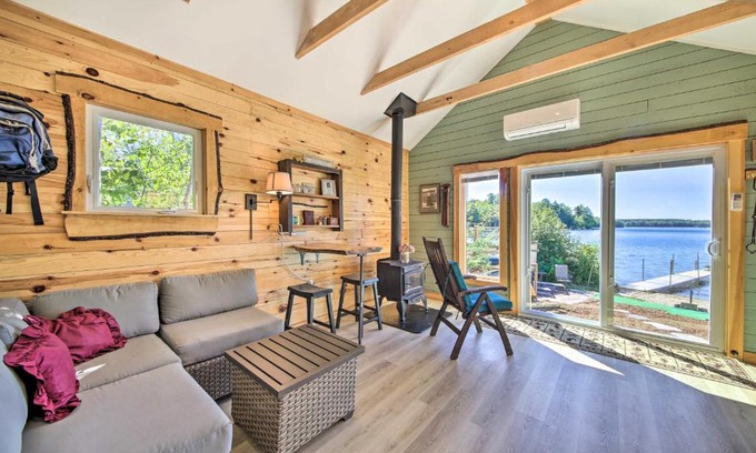 Oakland House | Quaint Oakland Getaway on East Pond Lake!