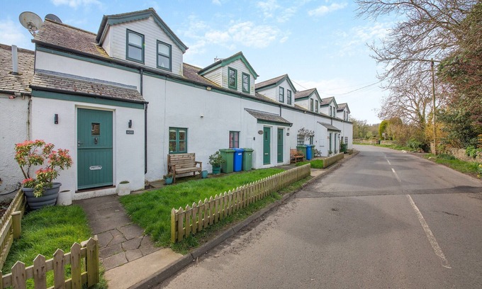 Dunstan Cottage | Quaint white washed terraced fisherman’s cottage only one mile from the fishing port of Craster.