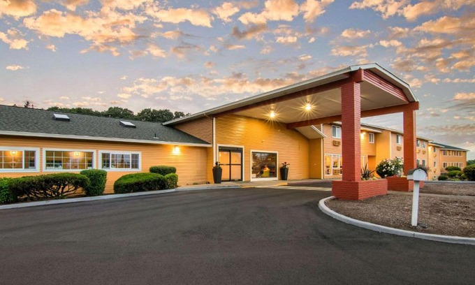 Albany Hotel | Quality Inn & Suites Albany Corvallis
