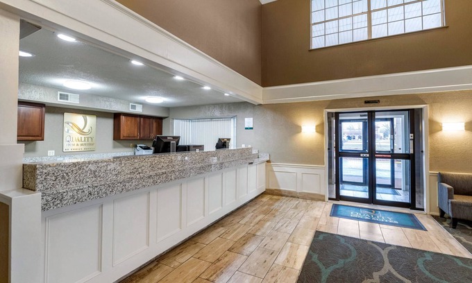 Lovington Hotel | Quality Inn & Suites Des Moines - Merle Hay Road