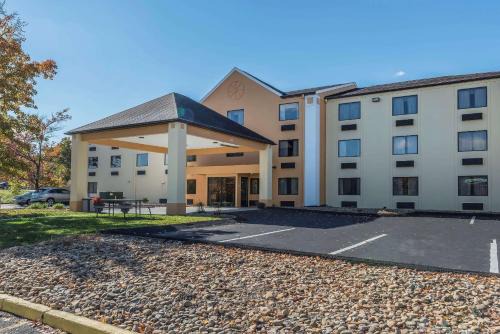 Bairdford Hotel | Quality Inn & Suites Pittsburgh Harmarville