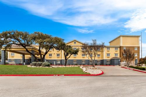 Hollywood Park Hotel | Quality Inn & Suites San Antonio Airport - Red Oak