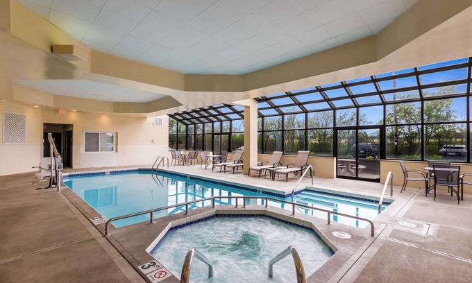 Milwaukee Hotel | Quality Suites Milwaukee Airport