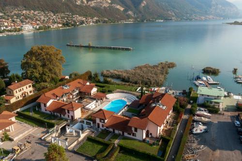Paratico Apartment | QUARZO BLU - access to lake and pool