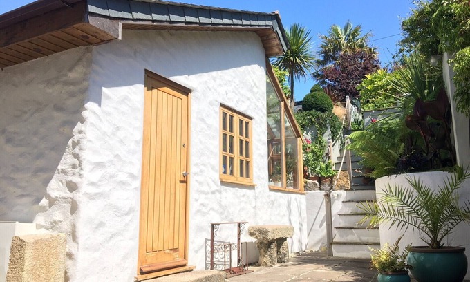 Charlestown Cottage | Quay Courtyard, cottage on Quay Road, alongside Charlestown Harbour.