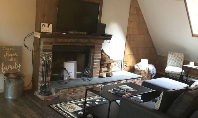 West Hartford Condo | Quechee Condo - Affordable Vacation Resort ~Ski/Golf/Tennis/Lake/Pool/Gym