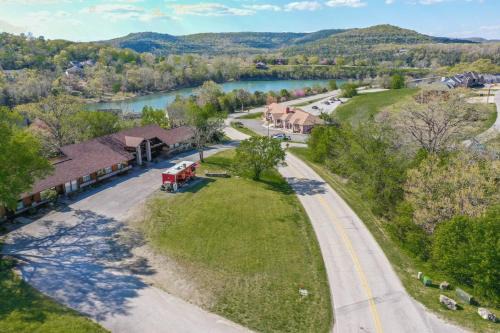 Holiday Island House | Queen BR home, walk to Marina, food truck, trails