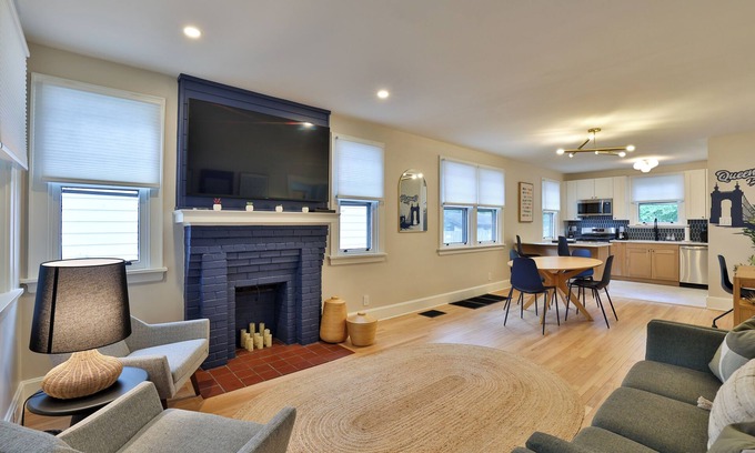 Hyde Park House | Queen City Blue- Historic Charmer Luxurious Living