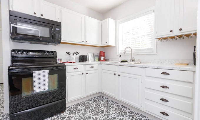 Villa Heights House | Queen City Cozy Red Door Bungalow. Located in NoDa & 1 mile to Uptown Charlotte