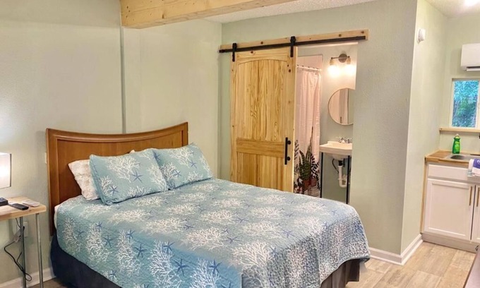 Panacea Apartment | Queen Kitchenette by the Bay #12