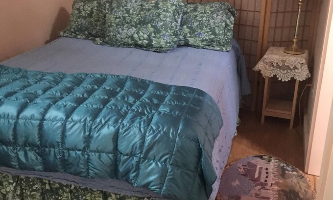 Boothbay Apartment | Queen non smoking efficiency, free parking in beautiful Boothbay,Maine.