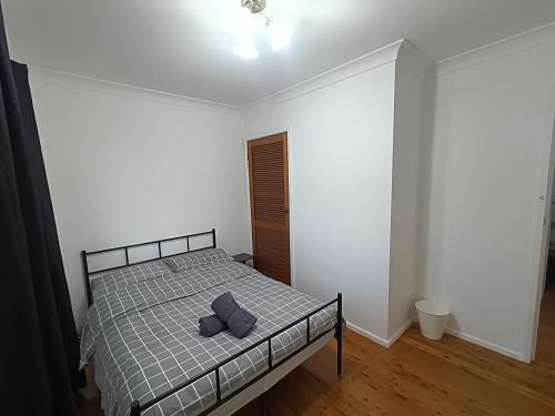 Stanwell Park House | Queen Room in Carlingford near Shops and Station - NC4
