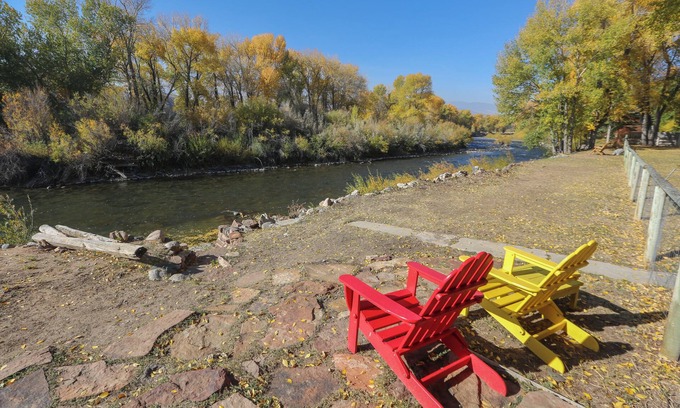 Dubois Cabin | Queen Room w/Riverfront Access, Panoramic Mountain View & Hot Tub on Site.